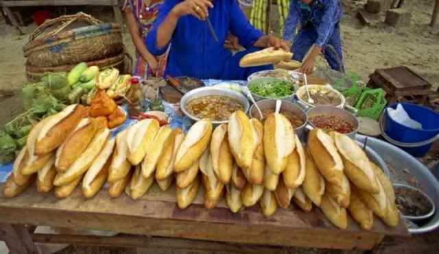 Bánh mì vỉa hè và nỗi ám ảnh ngộ độc