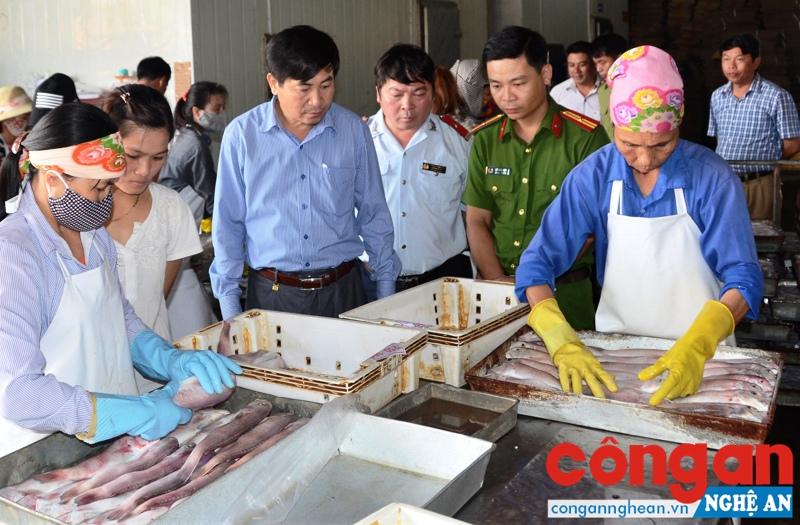 Đoàn kiểm tra liên ngành kiểm tra cơ sở chế biến thủy, hải sản ở TX Hoàng Mai