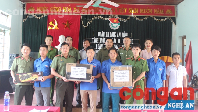 Tặng quà cho Đoàn thanh niên các xã vùng cao