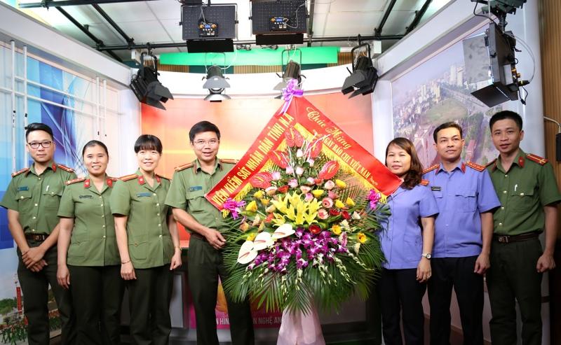 Lãnh đạo VKSND tỉnh Nghệ An tặng hoa chúc mừng