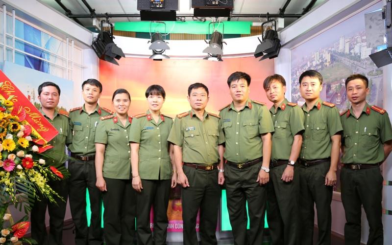 Đại tá Dương Đình Văn (Trưởng phòng PA83) thừa ủy quyền Lãnh đạo Công an tỉnh chúc mừng CBCS Trang PT-TH An ninh