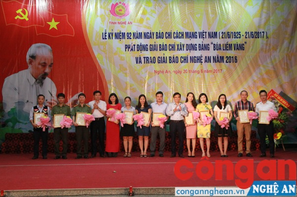 Trao giải ba