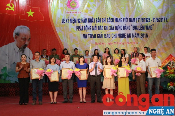 Trao giải ba