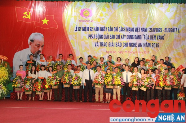 Trao giải báo chí Nghệ An năm 2016