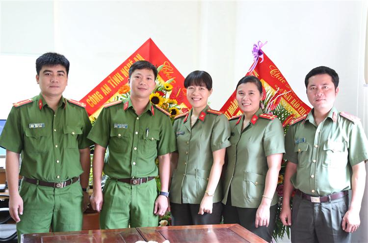 Trại tạm giam Công an tỉnh tặng hoa chúc mừng