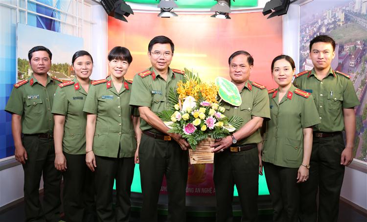 Phòng Hậu cần kỹ thuật Công an tỉnh chúc mừng
