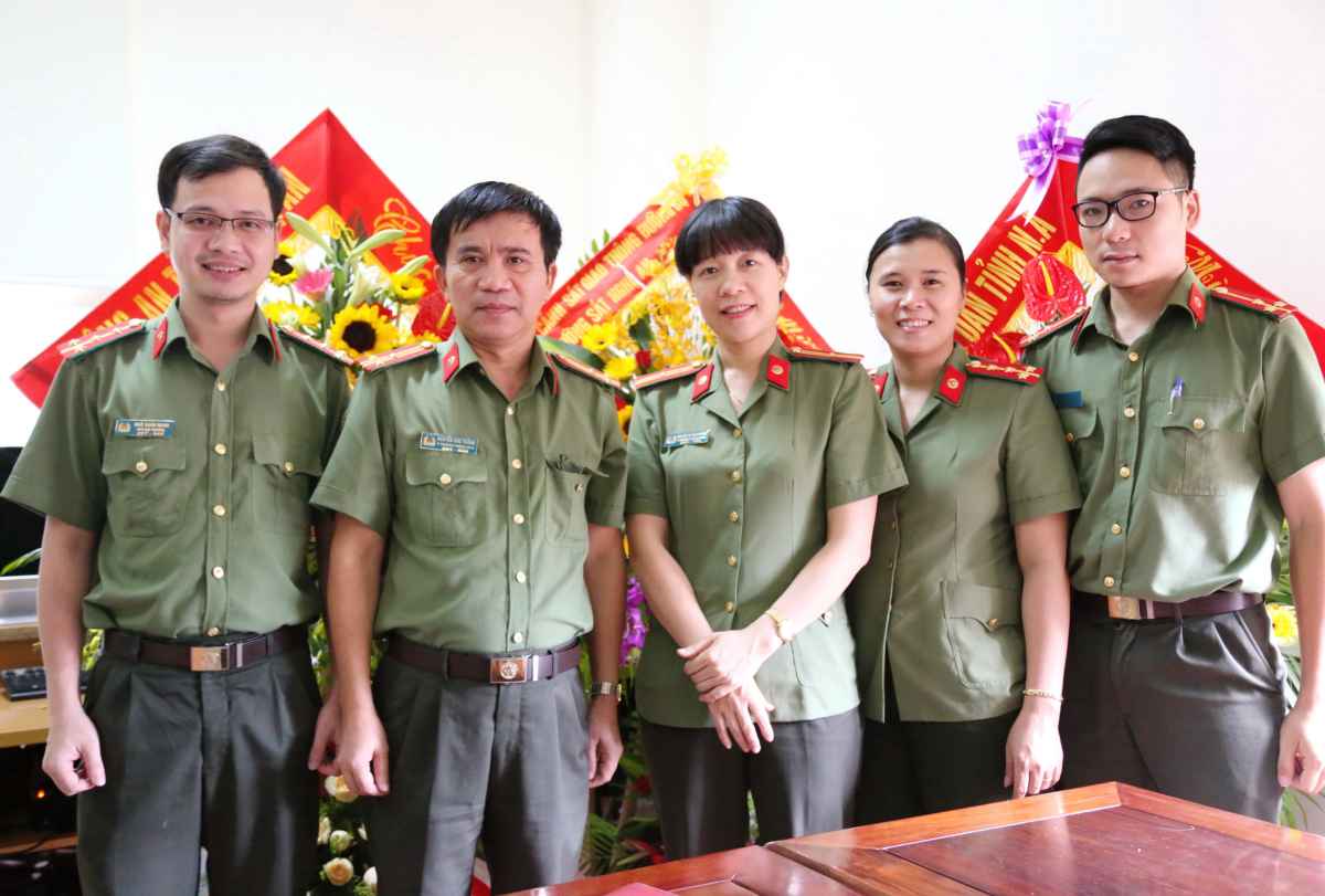 Phòng Quản lý xuất nhập cảnh Công an tỉnh chúc mừng Truyền hình An ninh Nghệ An nhân ngày 21-6