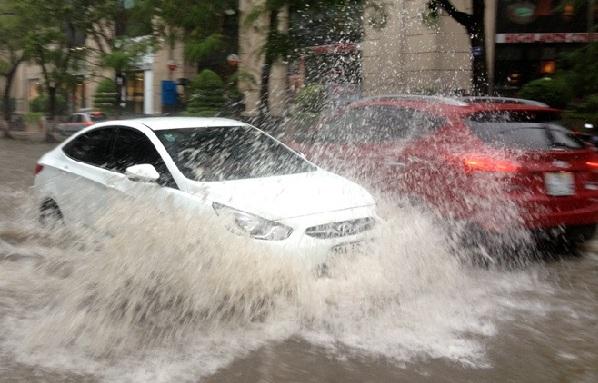 Mẹo nhỏ giúp bạn lái xe ô tô qua đường ngập an toàn
