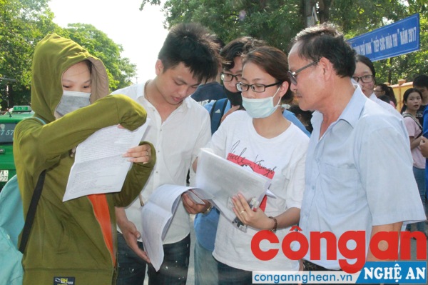 Thí sinh trao đổi đề thi với phụ huynh