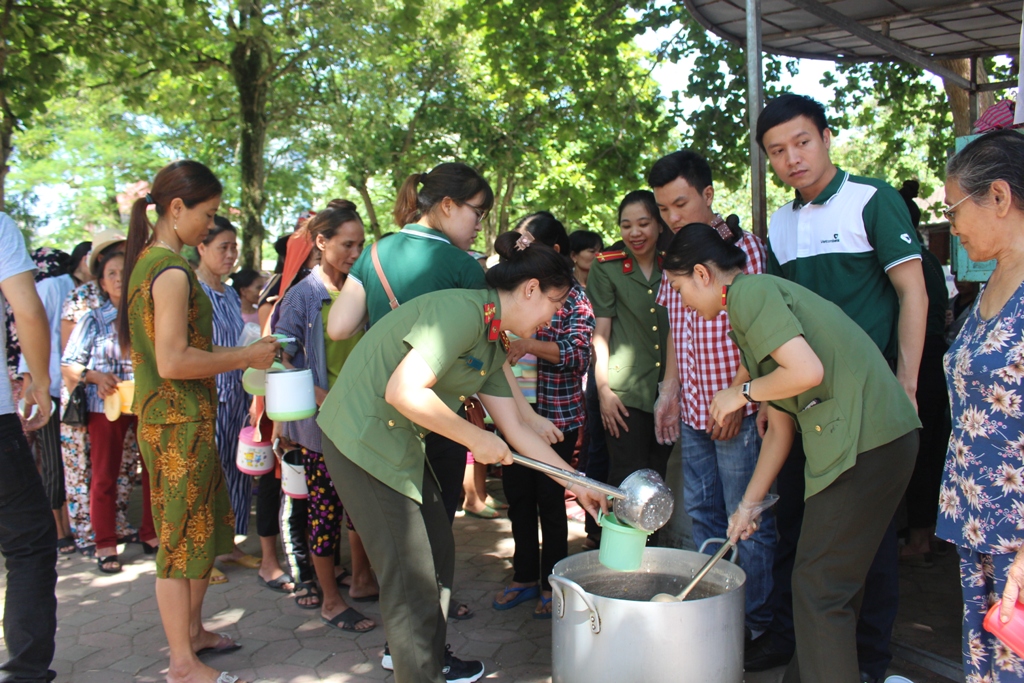 Đoàn viên thanh niên 2 đơn vị phát cháo cho mọi người