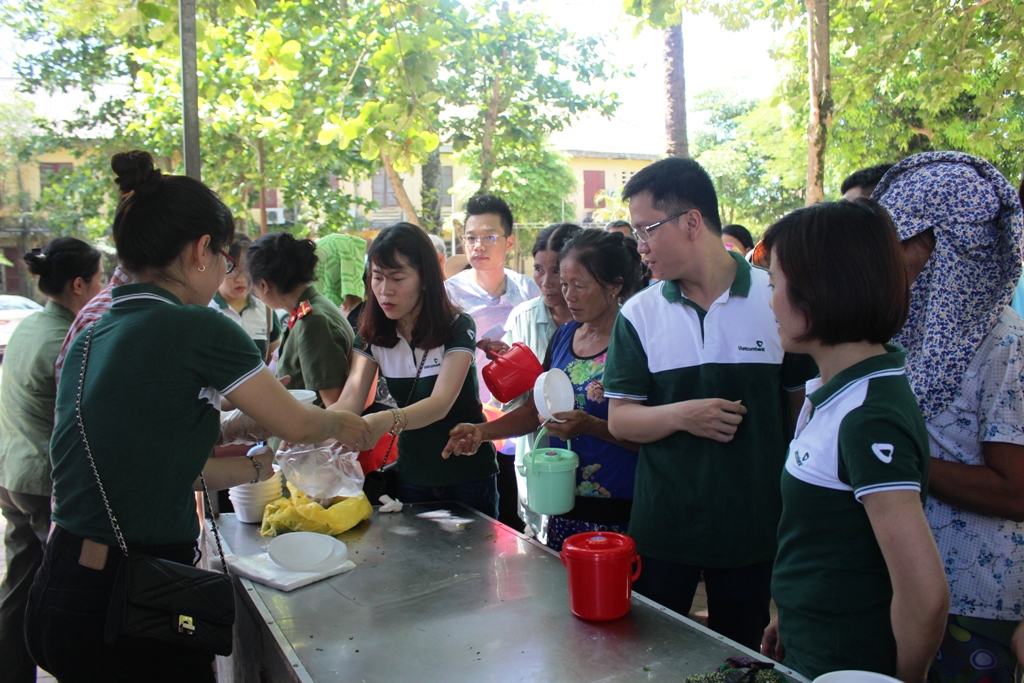 Các đoàn viên thanh niên đã chuẩn bị cháo từ sáng sớm