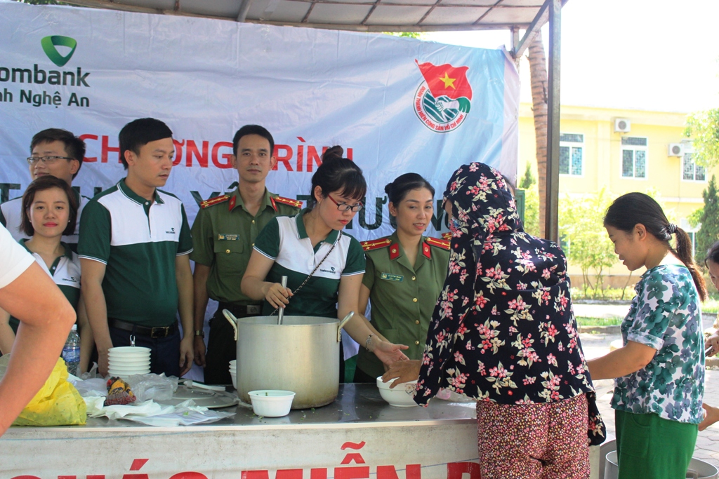 Chương trình bát cháo tình thương được triển khai tại Bệnh viện Ung bướu Nghệ An nhiều năm qua. Chương trình do Hội doanh nghiệp tiêu biểu Nghệ An khởi xướng và thu hút sự tham gia của hàng trăm chi đoàn thanh niên trên địa bàn TP Vinh