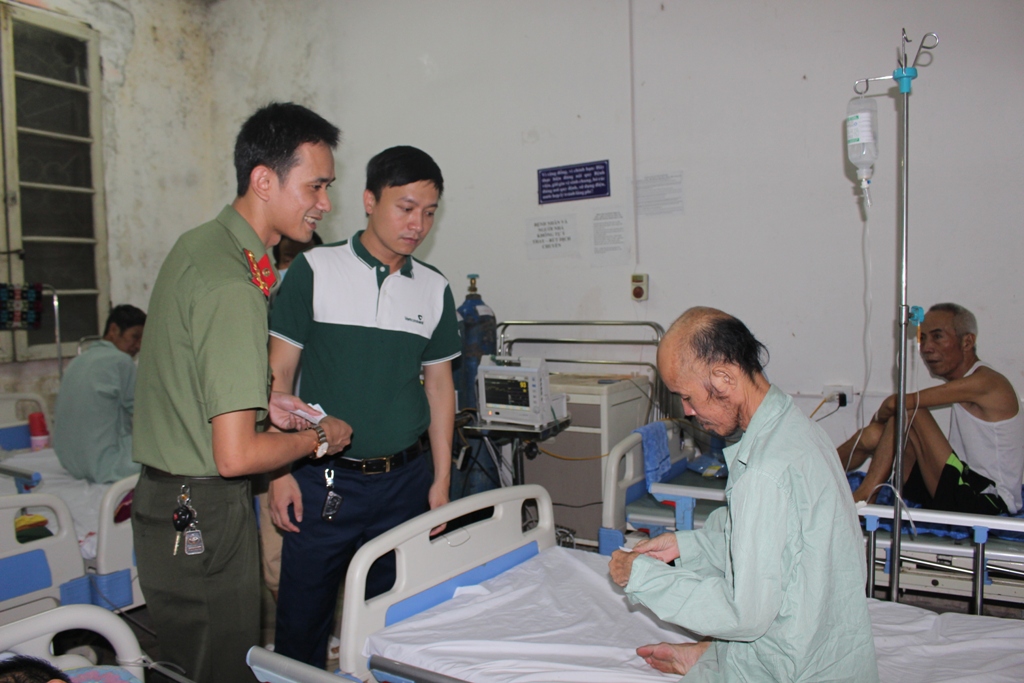 Đại diện 2 chi đoàn vào tận giường bệnh phát phiếu và hỏi thăm bệnh nhân