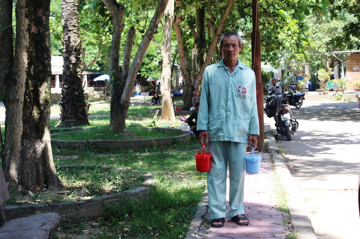 Vì nhà neo người nên ông ...... phải lấy cháo để ăn cả ngày