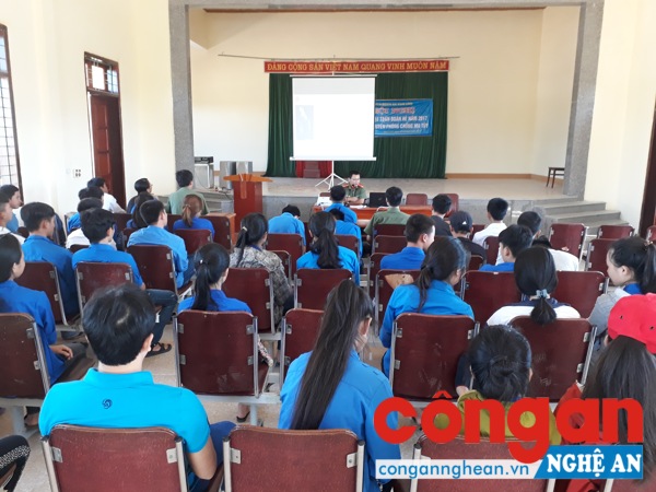 Đông đảo đoàn viên và người dân hào hứng tham gia lắng nghe buổi tuyên truyền về pháp luật phòng, chống ma túy