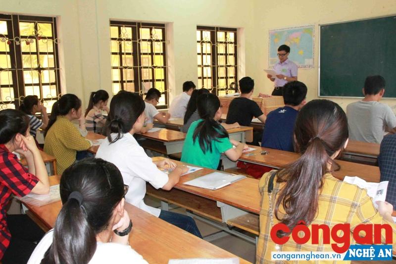 Các thí sinh tham gia kỳ thi