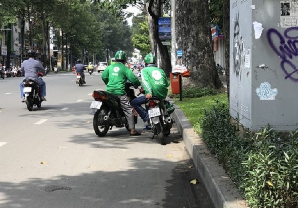 'Cuộc chiến' giữa tài xế xe ôm truyền thống với lái xe công nghệ
