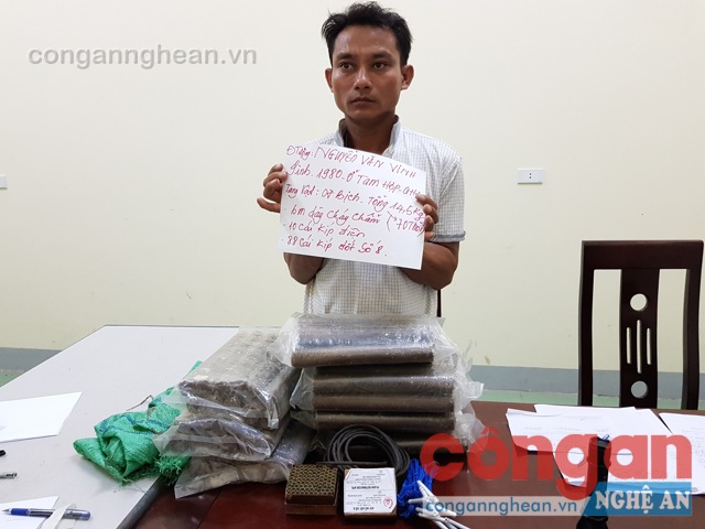Đối tượng Nguyễn Văn Vinh và tang vật liên quan tại cơ quan Công an