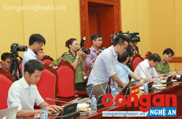 Đại diện các nhà báo, phóng viên đặt câu hỏi đến các lĩnh vực thuộc thẩm quyền Bộ Công an
