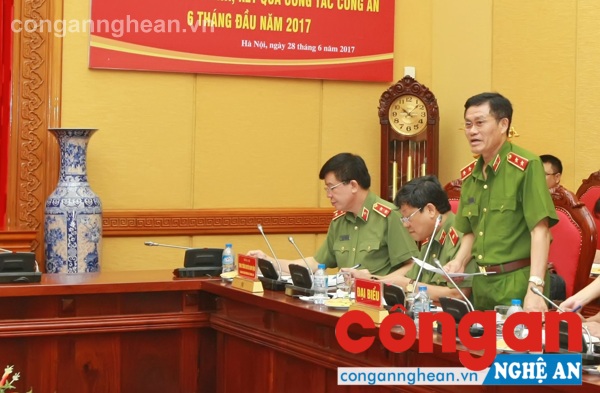 Đại diện các Tổng cục trực thuộc Bộ Công an trả lời các câu hỏi thuộc thẩm quyền
