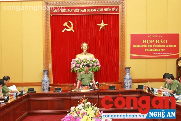 Kết luận buổi họp báo, Thứ trưởng Bùi Văn Nam ghi nhận những kết quả đạt được của lực lượng công an các cấp và mong muốn sự quan tâm, giúp đỡ, đồng hành của các cơ quan báo chi, các nhà báo, PV với lực lượng CAND