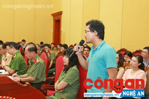 Đại diện phóng viên các báo đặt câu hỏi trực tiếp gửi đến lãnh đạo Bộ và các đơn vị nghiệp vụ