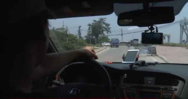 Bộ Giao thông Vận tải 'tuýt còi' dịch vụ xe chung của Uber và Grab