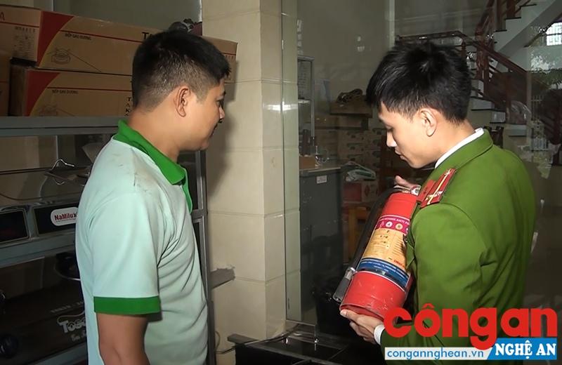Cán bộ Phòng Cảnh sát PC&CC số 1 hướng dẫn các chủ cơ sở kinh doanh gas cách bảo quản bình bột chữa cháy