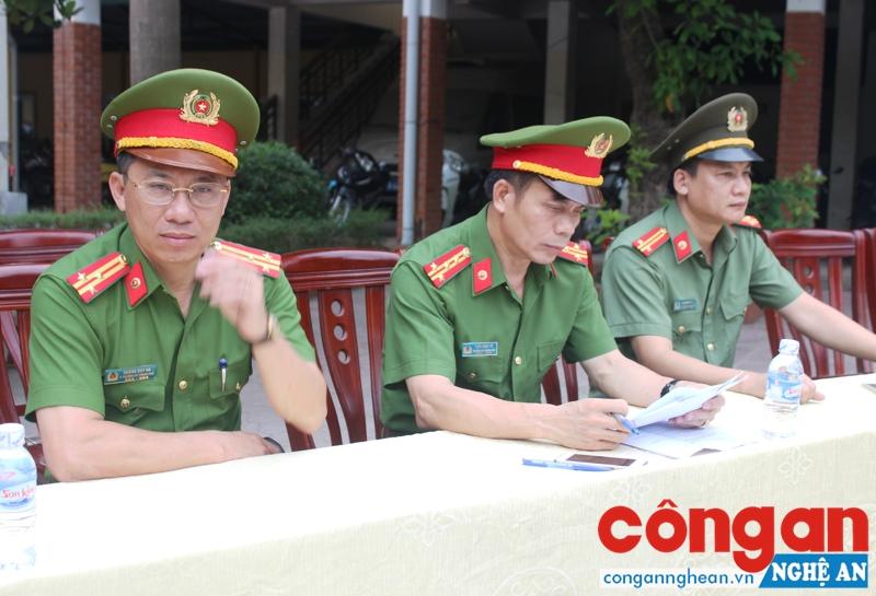 Các đồng chí lãnh đạo Công an TP Vinh dự khai mạc huấn luyện