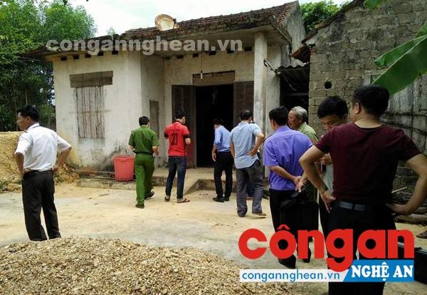 Rất nhiều người dân đã đến và chia buồn với gia đình nạn nhân.