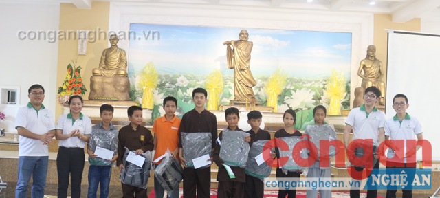 Ban tổ chức chương trình tặng quà hoc học sinh nghèo, vượt khó