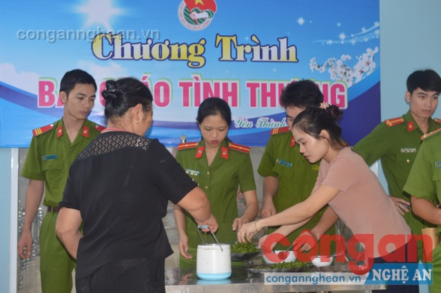 Tổ chức chương trình 'Bát cháo tình thương cho bệnh nhân nghèo'