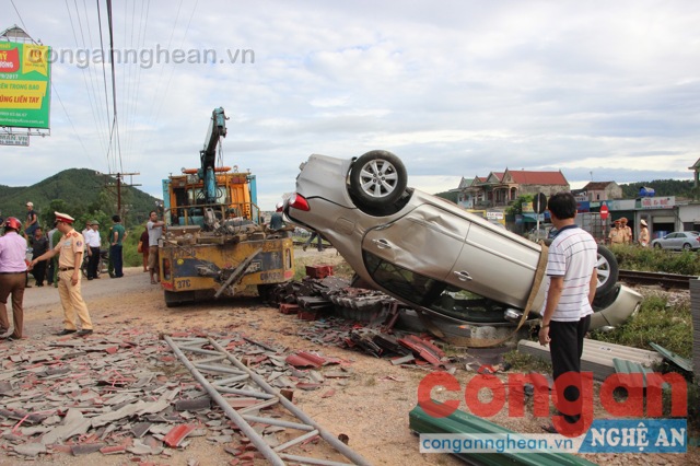 Tàu hỏa đâm xe con, 4 người thương vong