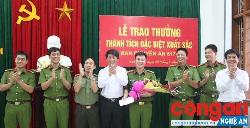 Đại diện lãnh đạo UBND huyện Nghĩa Đàn chúc mừng và trao thưởng cho Ban chuyên án