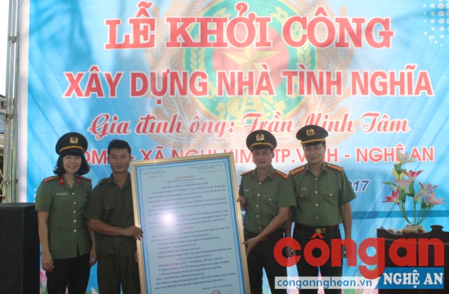 Xây dựng nhà tình nghĩa cho Công an viên có hoàn cảnh khó khăn