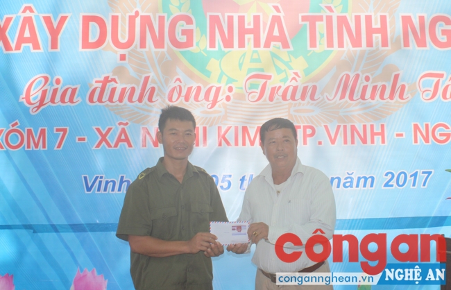 Mạnh thường quân tặng quà cho anh Trịnh Minh Tâm