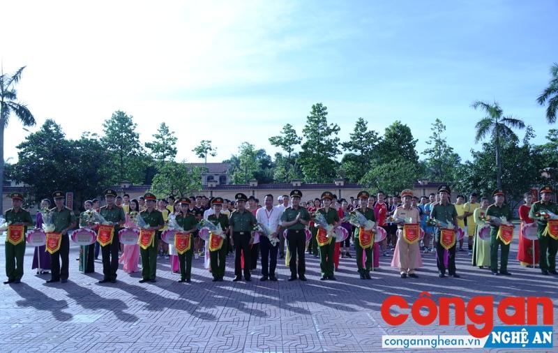 Lãnh đạo Công an tỉnh trao cờ lưu niệm cho các đội tham gia thi đấu