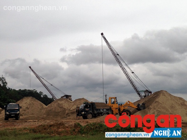 Thời gian qua, hoạt động khai thác cát, sỏi trên địa bàn cả nước nói chung và tỉnh Nghệ An diễn biến phức tạp