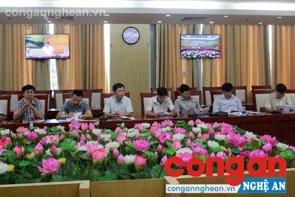  Các đại biểu tham dự theo dõi hội nghị
