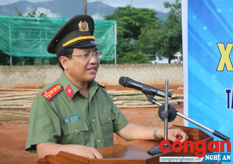 Đồng chí Đại tá Hồ Văn Tứ, Phó Giám đốc Công an tỉnh phát biểu tại buổi lễ