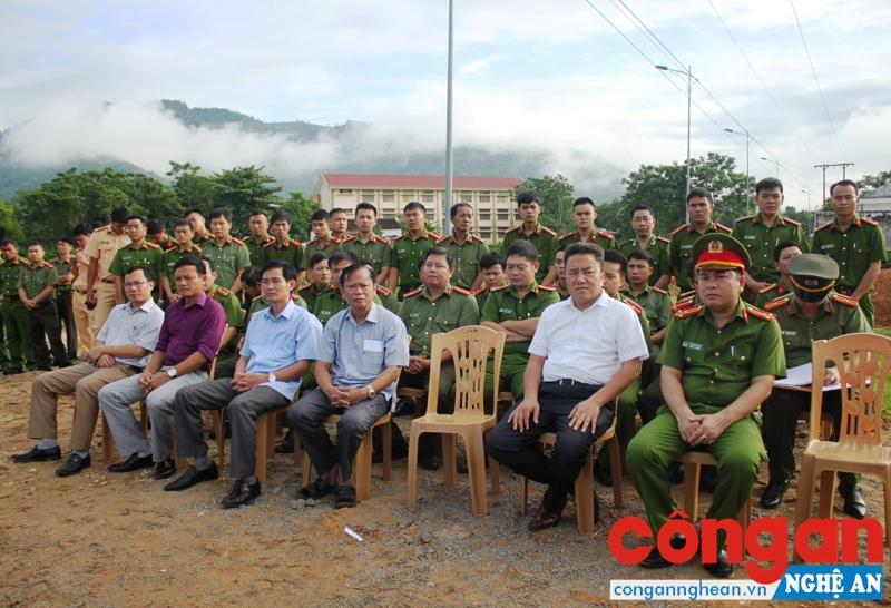 Các đại biểu tham dự buổi lễ.