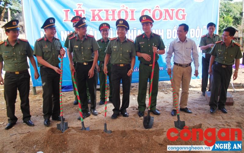 Toàn cảnh lễ khởi công xây nhà tình nghĩa cho đồng chí Vi Văn Thành