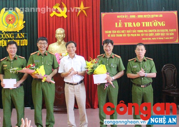 Trao thưởng thành tích phá thành công các chuyên án