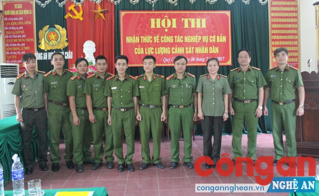 Đội liên quân Quản lý hành chính – Xây dựng phong trào và phụ trách xã chụp ảnh lưu niệm với BGK và đại biểu