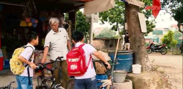 Cụ ông sửa xe miễn phí cho học sinh
