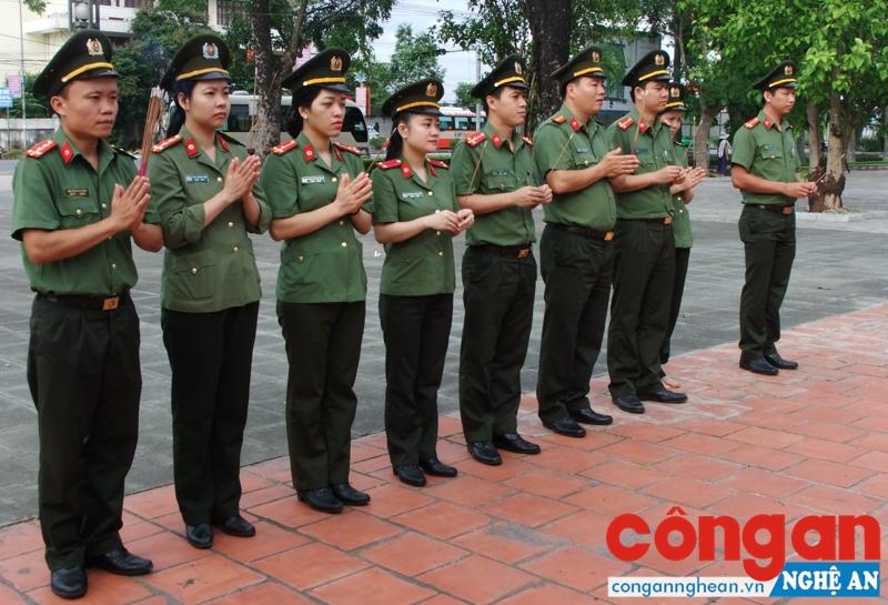 Dâng hương tưởng nhớ các anh hùng, liệt sỹ nhân ngày 27/7