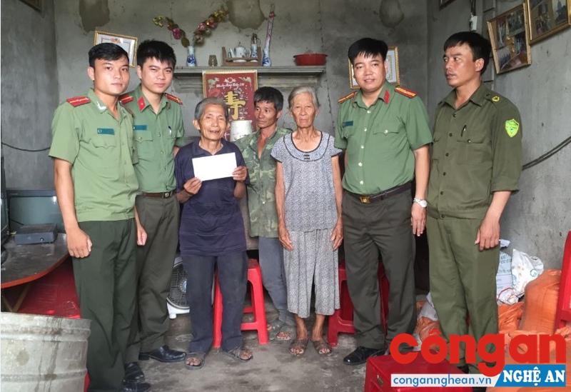 Trao tặng quà cho các gia đình hoàn cảnh khó khăn