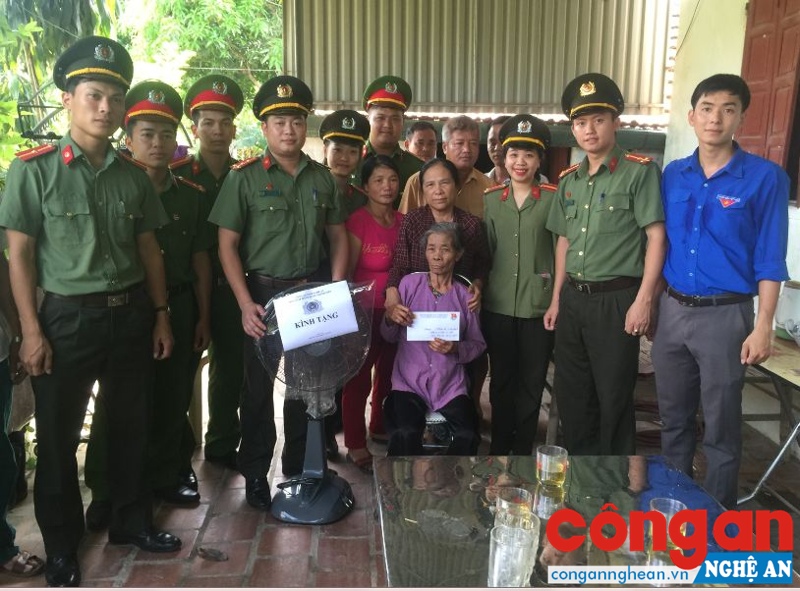 Thăm, tặng quà vợ liệt sỹ nhà báo