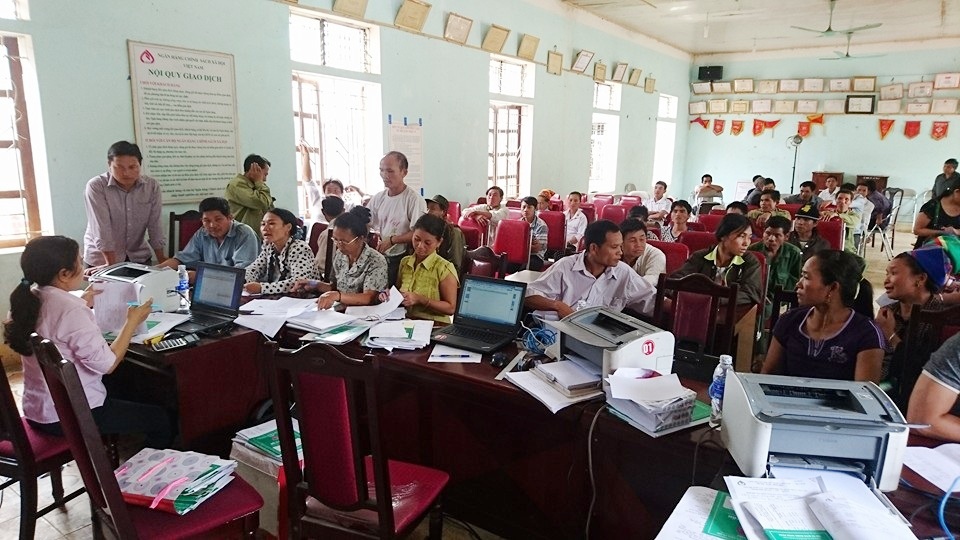 Người dân làm thủ tục tại Ngân hàng CSXH huyện Quế Phong.