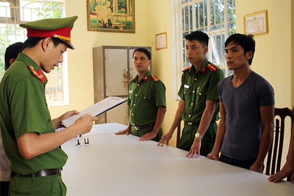 Cơ quan CSĐT đọc lệnh bắt đối tượng Bùi Mạnh Quốc